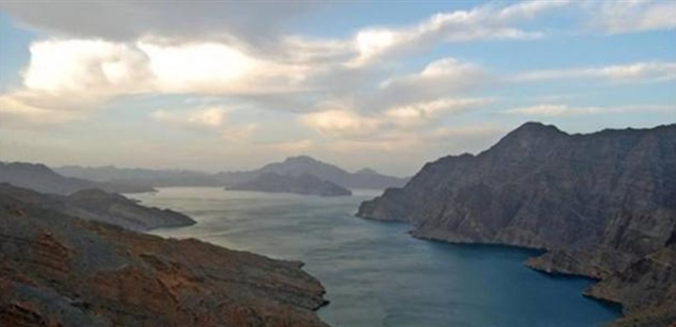 تداعيات خطيرة: تعليق حركة الملاحة في مضيق هرمز يلقي بظلاله على الاقتصاد العالمي