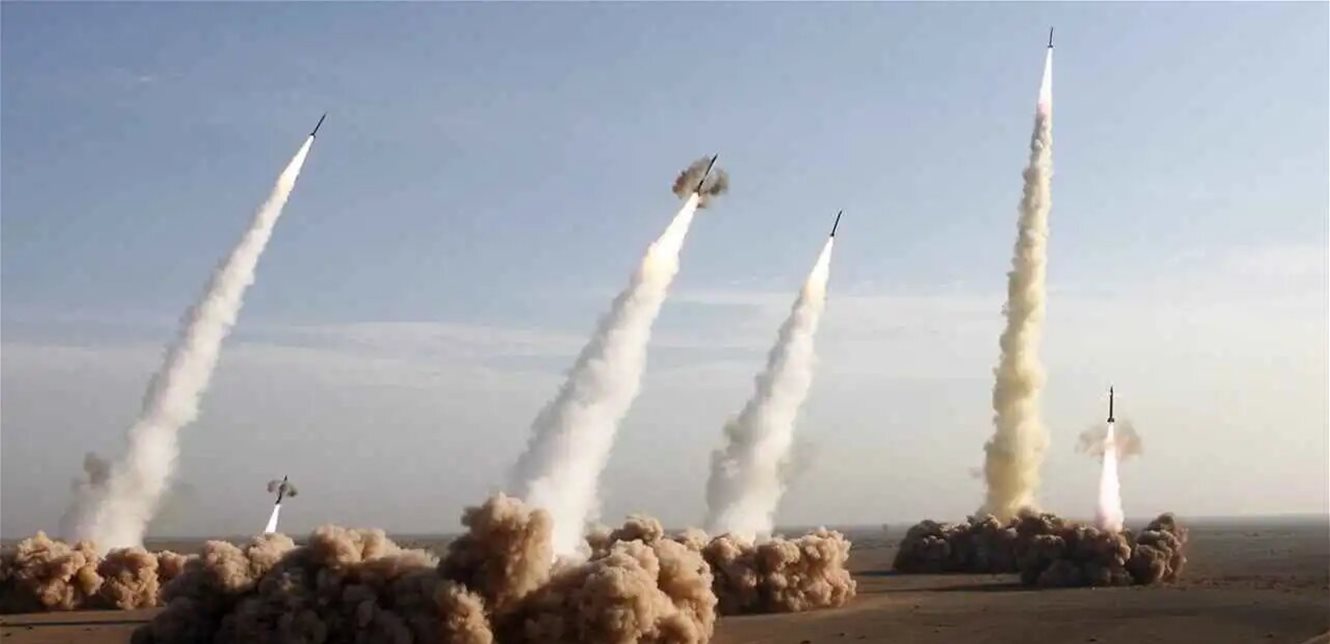 رحلة الصاروخ الباليستي: الفيزياء والاستراتيجية العسكرية في مسار واحد