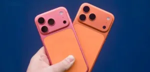 Does the iPhone 17 Pro change color from orange to pink?