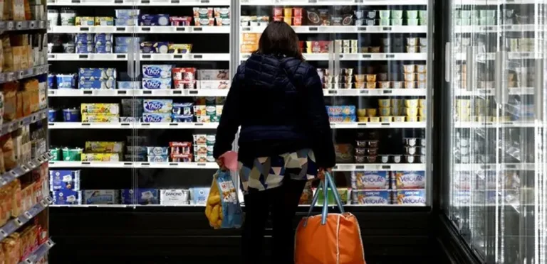 Greece sets profit ceilings for the fuel and supermarket sectors