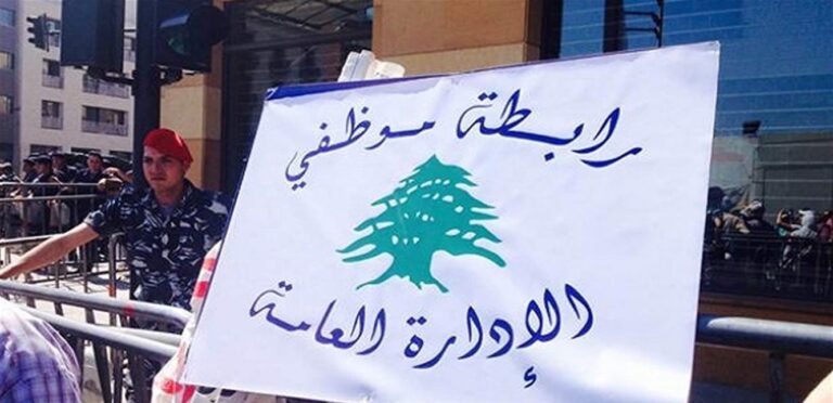 The Public Administration Employees Association hands the Minister of Finance a memorandum of its demands