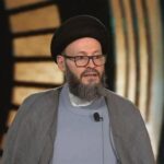 “انظروا إلى الصورة واللباس”… الحسيني يعلّق على تنصيب مجتبى خامنئي