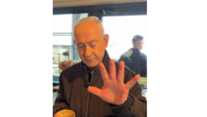 A new appearance by Netanyahu after news of his death, mocking the “sixth finger”