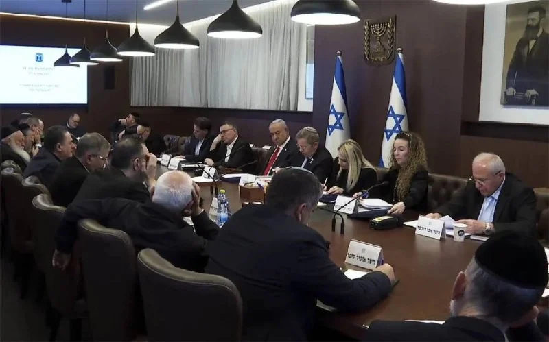 Disagreements in the Israeli cabinet over calls to “destroy infrastructure” in Lebanon