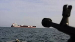 Shooting in Hormuz: The Revolutionary Guard forces two ships to change their course