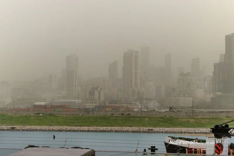 Rapid weather fluctuations: a wave of heat and dust followed by rain within a week