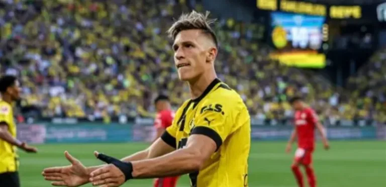 Matthews calls on the Dortmund star to make a decision about his future