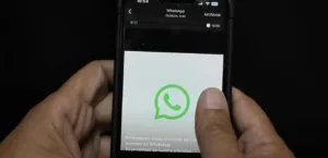 WhatsApp is testing displaying status updates within the Chats tab