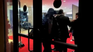 بالفيديو: سلاح مرعب وجه إلى رأس “الزعيم الأصفر”.. حدث خطير وتفاصيل صادمة تكشف لأول مرة: إليكم التفاصيل!