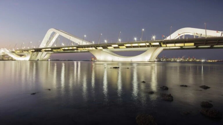 Iran issues a strong warning and threatens to strike bridges and sites in the Gulf (photos)