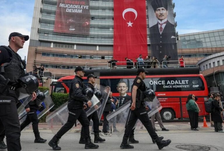 Tear gas fills the Turkish opposition headquarters… and the police storm
