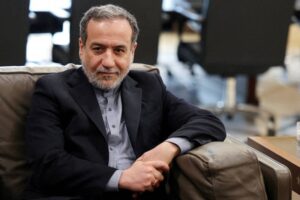 Iran threatens an “overwhelming” response… and Araqchi confirms: Hormuz is open to navigation