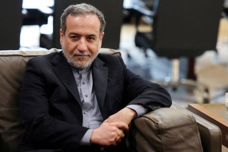 Iran threatens an “overwhelming” response… and Araqchi confirms: Hormuz is open to navigation