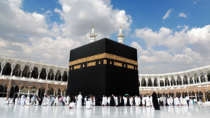 An emotional shot during Hajj… A red rose opens the door to criticism (video)