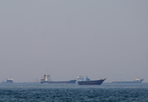 The Strait of Hormuz is on fire again… An American-Iranian exchange of fire and Trump threatens: “Sign the agreement quickly.”