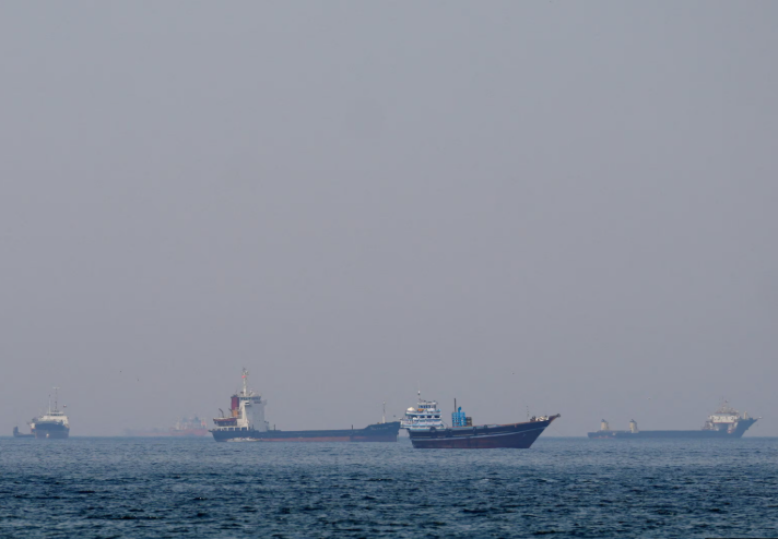 The Strait of Hormuz is on fire again… An American-Iranian exchange of fire and Trump threatens: “Sign the agreement quickly.”