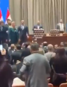 The Iraqi Parliament turns into an arena of clashes… and fistfights occur during the government session (video)