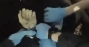 A case shakes Britain… Police handcuff a student as he is dying (video)