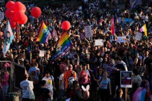 Under police protection…thousands participate in a march in support of gay people in Israel