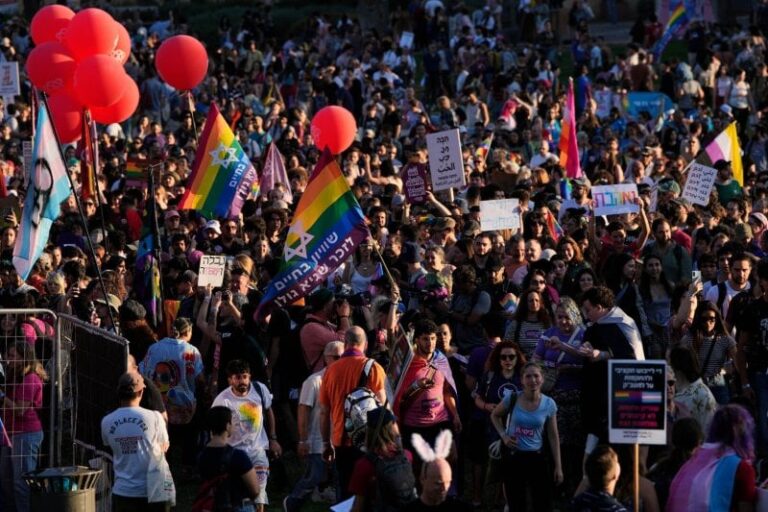 Under police protection…thousands participate in a march in support of gay people in Israel