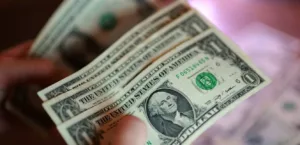 The dollar stabilizes… and an awaited session in America represents a prominent event