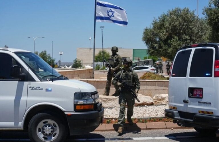 A romantic relationship dispels fears of the kidnapping of an Israeli female soldier
