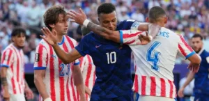For fear of an attack by Paraguayan players…the France coach surrounds Mbappe with “special guard”