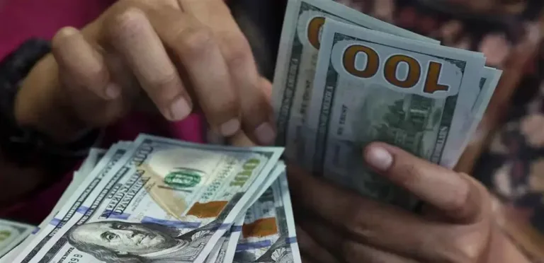 As the Fed’s decision approaches, the dollar clings to its high levels