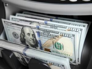 The dollar rises as tensions ignite… and oil brings back the specter of inflation