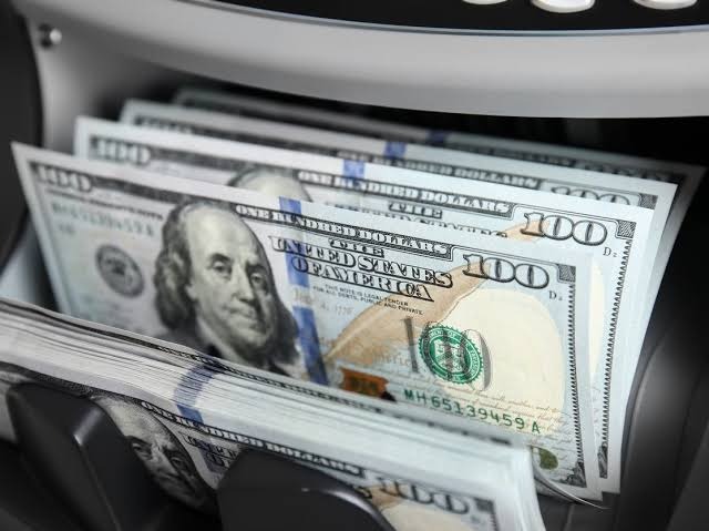 The dollar rises as tensions ignite… and oil brings back the specter of inflation