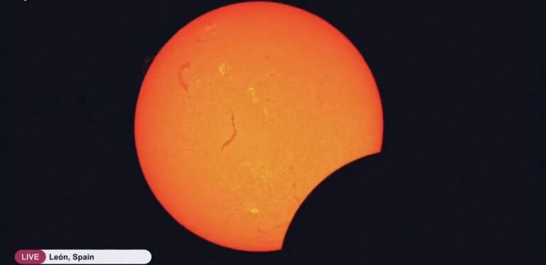 Day turned into night… a historic eclipse catches the eye in Spain