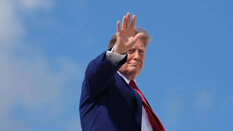 It wasn’t long enough… Trump surprises the sailors of Abraham Lincoln
