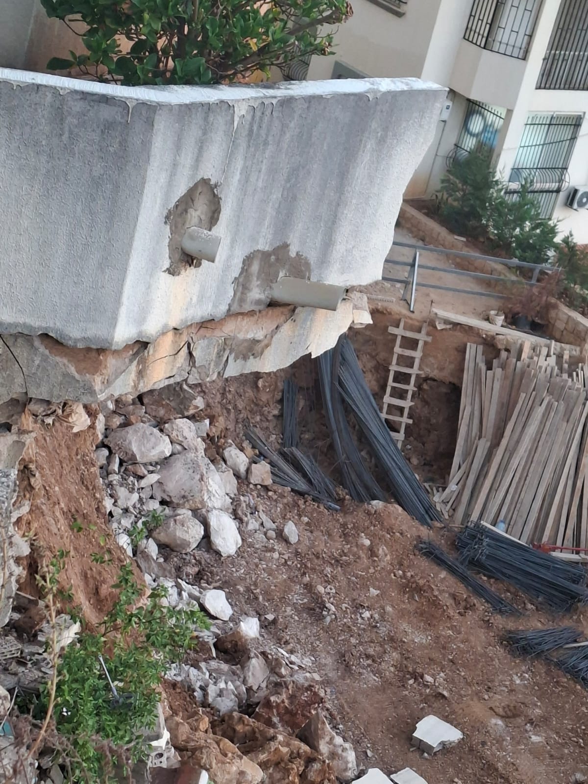 A shuffle of responsibilities between a municipality and a property owner...time is running out before the disaster strikes "Rooster Al-Mahdi"!