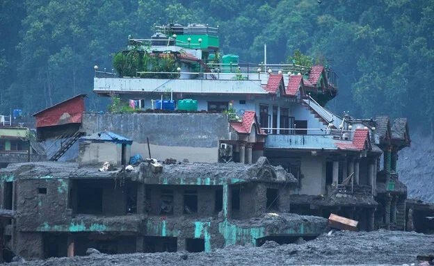 1,200 Olympic swimming pools on top of the mountains… a new disaster threatening China and Nepal