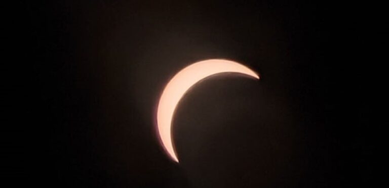 A breathtaking scene…a rare total eclipse that turns day into night!