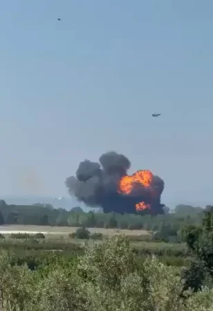 A Turkish F-16 crashes during a training mission… and the pilot survives at the last minute (video)