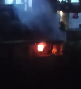 Smoke covers the area… A fire inside a house in Tripoli (video)