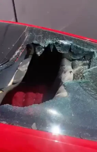 He threw a rock at a car… terrifying moments under the Cola Bridge (video)