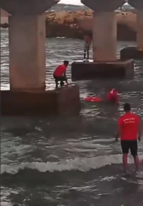 Video: The Marine Rescue Unit helps a young man stranded under the bridge on Abdul Wahab Island