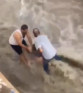Floods sweep away a child… and the families pull him out of the water (video)