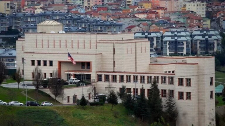The US Embassy praises the restructuring of banks…and attention is drawn to the “gap”