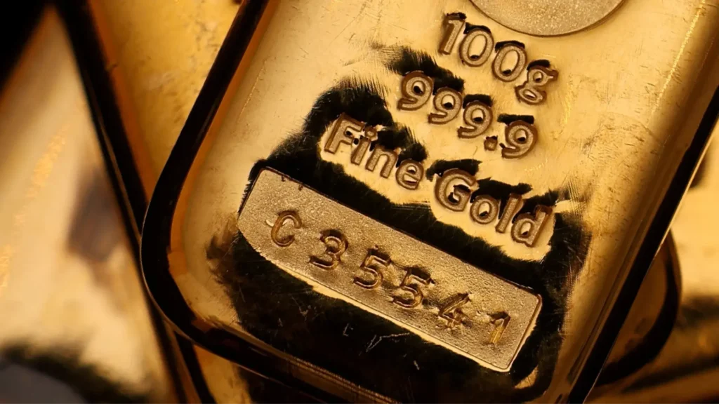 Gold continues to decline in Asian trading amid market anticipation