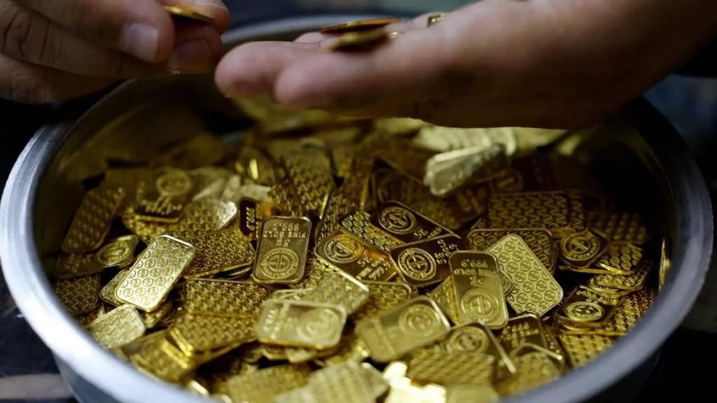 The decline of the global ounce is reflected in gold prices in Saudi Arabia today, Thursday, October 22, 2026