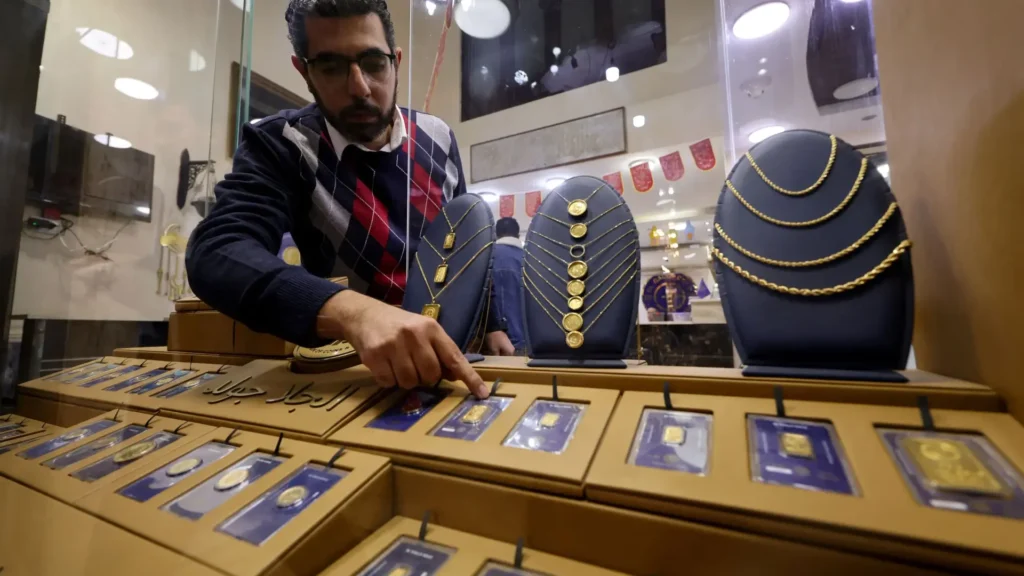 Continuous collapse of gold near its lowest weekly levels