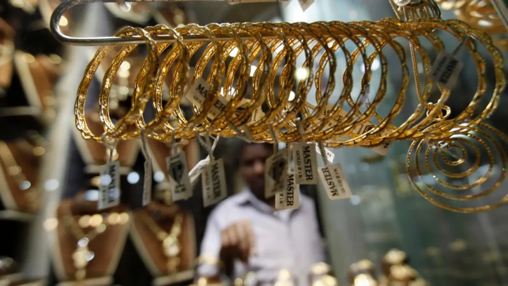 Gold suffers heavy losses of 3% and falls below the level of $3,910